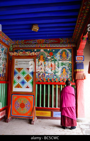 Tibetischer Mönch mobile Telefonieren im Labrang Kloster, Xiahe, China Stockfoto