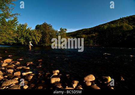 66 jährige pensionierte Mann Angeln im nördlichen NH am Androscoggin River. Stockfoto