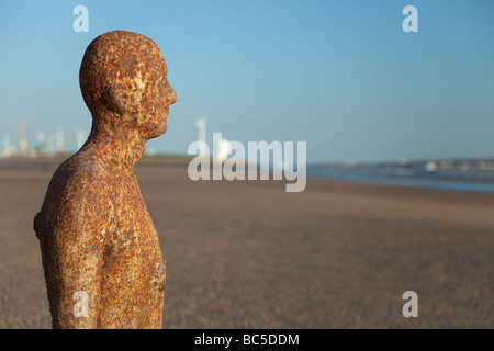 Sir Antony Gormley artwork Eine andere Stelle Crosby Strand, die Teil der Sefton Coast befindet, innerhalb der Liverpool City Region des Vereinigten Königreichs. Stockfoto