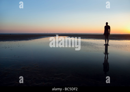 Sir Antony Gormley artwork Eine andere Stelle Crosby Strand, die Teil der Sefton Coast befindet, innerhalb der Liverpool City Region des Vereinigten Königreichs. Stockfoto