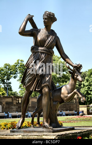 Diese Statue von Diana (Artemis von den Griechen genannt) Göttin der Jagd Cartwright Hall Lister Park Bradford Yorkshire Stockfoto