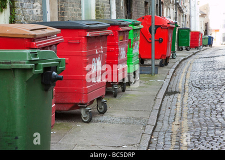 Wheelie-Behälter in einer Straße Stockfoto