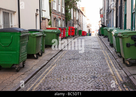 Wheelie-Behälter in einer Straße Stockfoto