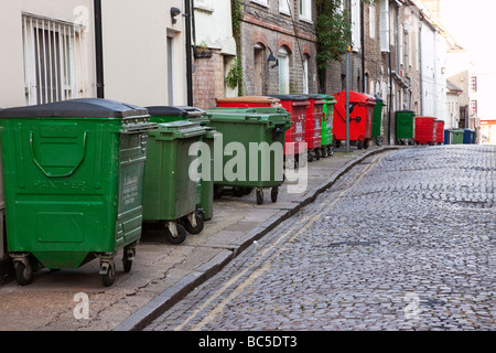 Wheelie-Behälter in einer Straße Stockfoto