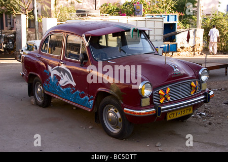 Eine indische Auto (Botschafter Modell von Hindustan Motors) bunt verziert. Featuring ein Gemälde eines Delphins entlang die Seite Stockfoto