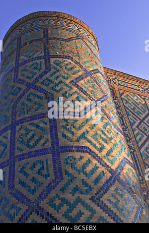 Turm der eine Madrasah in der Registan Quadrat, "The Sandy Place" in Samarkand, Usbekistan. Stockfoto