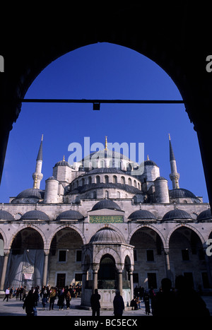 Blick durch den Torbogen in den Innenhof des Sultanahmet Camii (blaue Moschee) Stockfoto