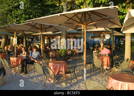 Lake Shore Bach Bar an einem Sommerabend in Passignano am Lago Trasimeno, Umbrien Italien Stockfoto