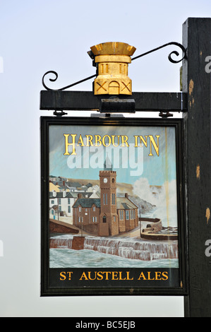 PORTHLEVEN, CORNWALL, Großbritannien - 09. JUNI 2009: Hängendes Schild für Harbour Inn Stockfoto