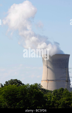 Schornstein eines Kernkraftwerks in der grünen Natur vor blauem Himmel Niemand Vorderansicht in Ohio USA US vertikale Hintergrundfotos Bild Hi-res Stockfoto