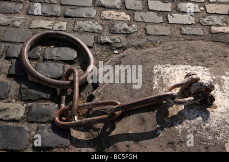 Kette befestigt, gepflasterten Weg, Bristol Docks, England Stockfoto