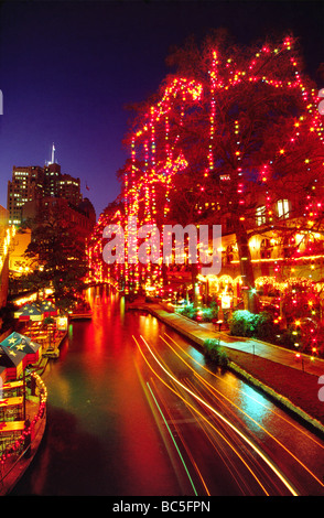 Weihnachtsbeleuchtung am Paseo del Rio Riverwalk in San Antonio Texas USA Stockfoto