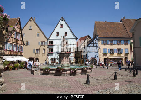 Eguisheim Elsass Frankreich EU Place du Chateau ein schöner Platz in diesem mittelalterlichen Dorfzentrum Stockfoto