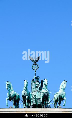 Quadriga-Statue von Roman Goddess, Victoria, führen einen Wagen mit vier Hennen auf dem Brandenburger Tor in Berlin, Deutschland. Stockfoto