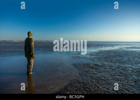 Sir Antony Gormley artwork Eine andere Stelle Crosby Strand, die Teil der Sefton Coast befindet, innerhalb der Liverpool City Region des Vereinigten Königreichs. Stockfoto