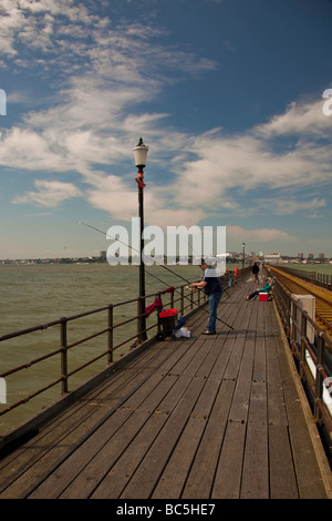 Angler am Southend Pier Stockfoto