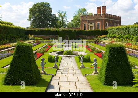 Ziergarten am Hampton Court Palace Surrey West London Stockfoto