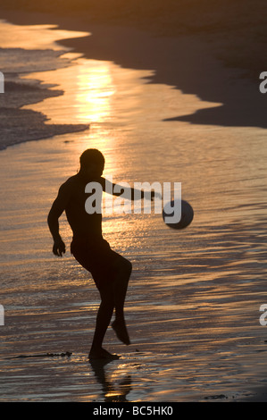 Junge Männer spielen Fußball auf braungebrannte in Dämmerung Santa Maria Sal Cabo Verde Afrika Stockfoto