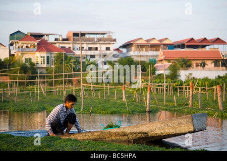 Junger Mann arbeiten am Boot in Phnom Penh - Kambodscha Stockfoto