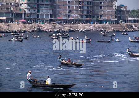 Boote auf dem Fluss Buriganga Dhaka, Bangladesch Stockfoto