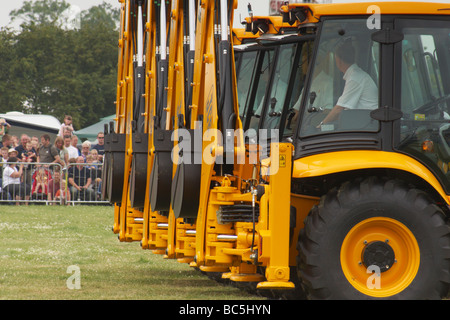 JCB "tanzenden Bagger" akrobatischen Display auf der Derbyshire County Show 2009 in Elvaston. Stockfoto