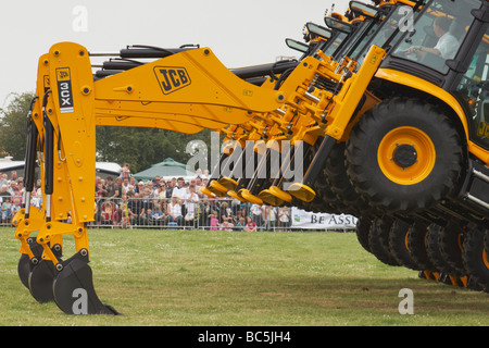 JCB "tanzenden Bagger" akrobatischen Display auf der Derbyshire County Show 2009 in Elvaston. Stockfoto