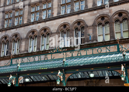 Das Vordach außerhalb von Glasgow Central Station, mit den Fenstern des Central Hotel. Stockfoto