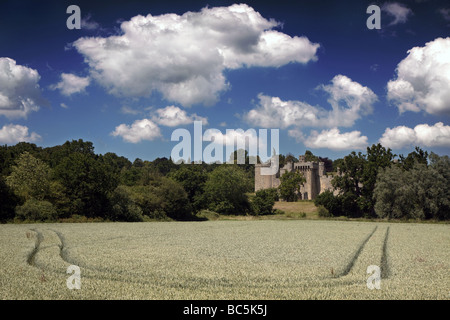 Bodiam Castle einen öffentlichen Fußweg entnommen Stockfoto