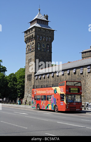 Open Top Touristenbus außerhalb Cardiff Castle im Zentrum von Cardiff Wales UK Stockfoto