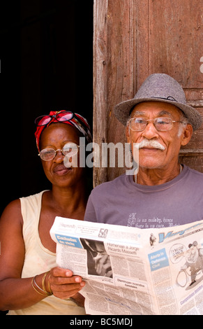 Lokalen Porträt von Menschen in Tür in Santa Clara, Kuba Stockfoto