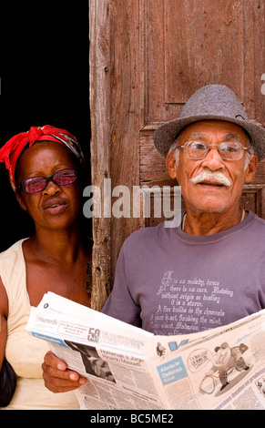 Lokalen Porträt von Menschen in Tür in Santa Clara, Kuba Stockfoto