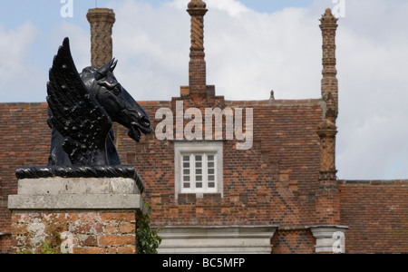 Schwarz gegossen Kopf eines geflügelten Pferdes gegen die Tudor Helmingham Hall in Suffolk Stockfoto