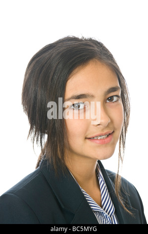 Kopf und Schulter Portrait eines kaukasischen Mädchens (12) in reinem weiß (255) Hintergrund lächelnd Schuluniform. Stockfoto