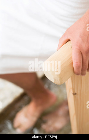 Mann zu Fuß im Planschbecken - Stockfoto