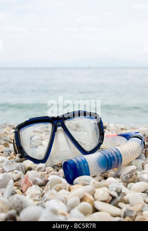 Schnorchel Maske und Schnorchel am Kiesstrand Stockfoto