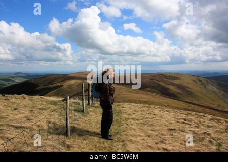 Eine weibliche Hillwalker bewundert die Aussicht vom Cadair Berwyn in Nord-Wales Stockfoto