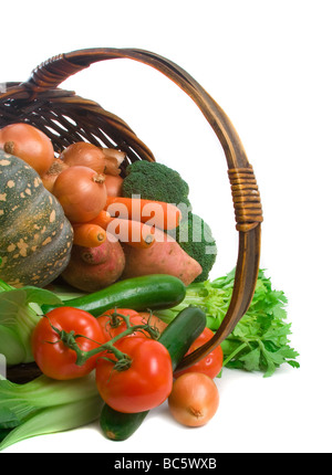 Korb mit frischem Marktgemüse auf weißem Hintergrund Stockfoto