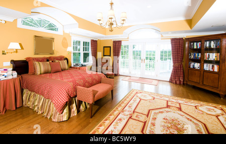 luxuriöse Schlafzimmer mit Kingsize-Bett und schöne Fensterlicht Stockfoto