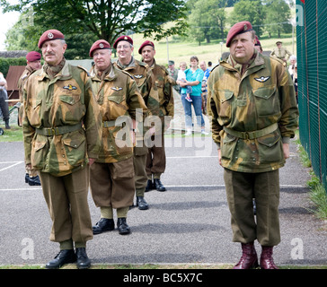 Papas Armee Re-Enactment Soldaten auf Parade, Armed Forces Day, Timsbury, Somerset, England Stockfoto