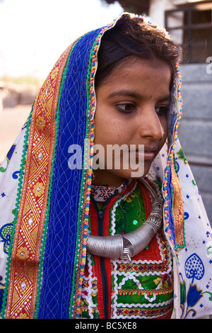 Mädchen in traditionellen indischen Stammes-Kleid. Diese Art der Trachtenmode ist in Rajasthan und Gujarat Staaten, Nord-Indien getragen Stockfoto