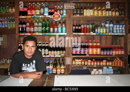 Madagassische Jüngling In seine Flasche Store In Andasibe, Provinz Toamasina, Madagaskar Stockfoto