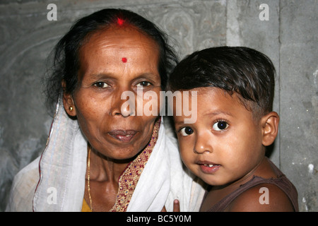 Mutter und Sohn auf Majuli Insel, Brahmaputra Fluss, Assam, Indien Stockfoto