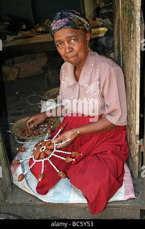 Madagassische Seniorin machen ländliche Handwerk In Ranomafana Stadt, Madagaskar Stockfoto