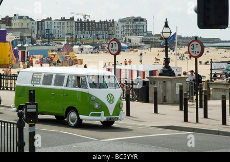 Volkswagen Wohnmobil an Margate Strandpromenade. Stockfoto