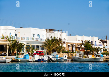 Antiparos Insel Hafen Port Dock Boote versenden Yachten Hotel Architektur griechische Insel griechische Griechenland klassische generische weiße Tünche Stockfoto