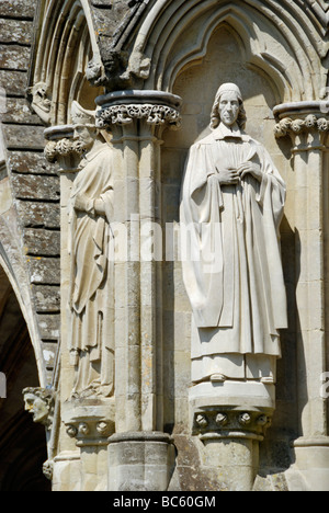 Statuen der beiden geistlichen auf Außenseite der Salisbury Kathedrale Wiltshire England Stockfoto