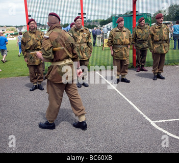 Papas Armee Re-Enactment Soldaten auf Parade, Armed Forces Day, Timsbury, Somerset, England Stockfoto