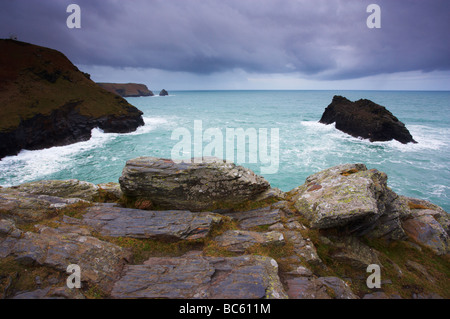 Ein Blick von Boscastle auf der Suche nach Süden entlang der dramatischen Norden Cornish Küste Stockfoto