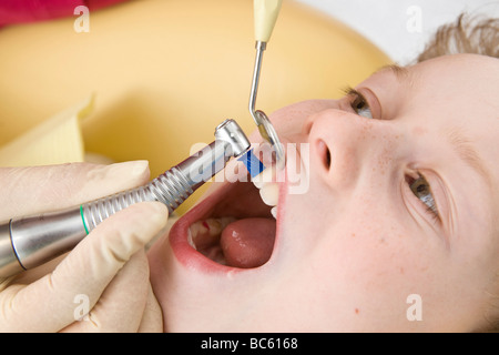 Junge beim Zahnarzt Stockfoto