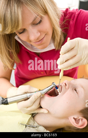 Zahnärztin, die Zähne des Patienten zu prüfen Stockfoto
